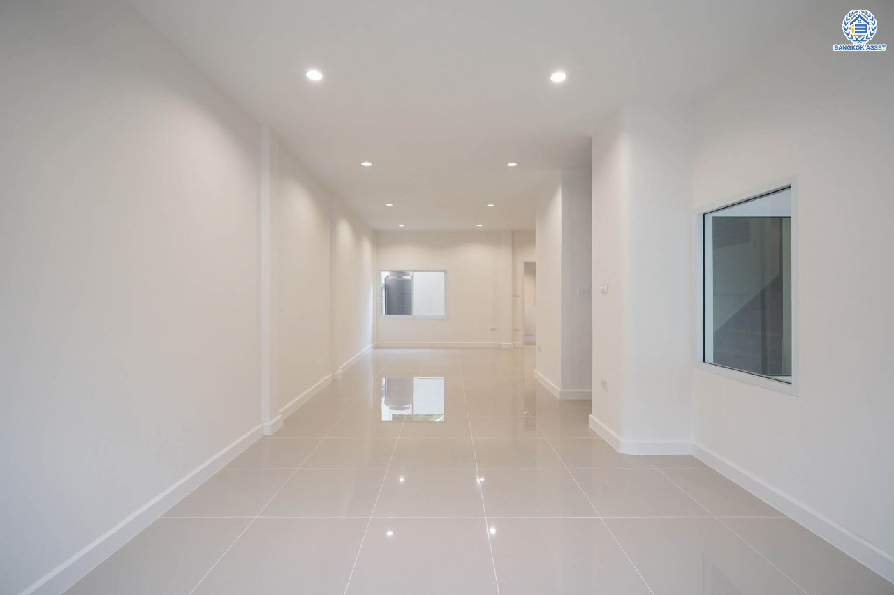 บ้านมือสองตกแต่งใหม่ โครงการ มิตรรุ่งเรือง จรัญสนิทวงศ์ เนื้อที่ 27 ตร.ว. ฟังก์ชัน 3 ห้องนอน 2 ห้องน้ำ จอดรถได้ 1 คัน บนทำเลศักยภาพ เชื่อมต่อหลายเส้นทาง ใกล้จุดขึ้นทางด่วน "ศรีรัช" และรถไฟฟ้าสายสีน้ำเงิน "สถานีไฟฉาย"